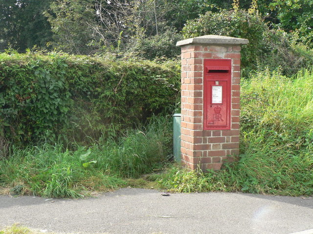 Lyme Regis: postbox № DT7 84, North Avenue