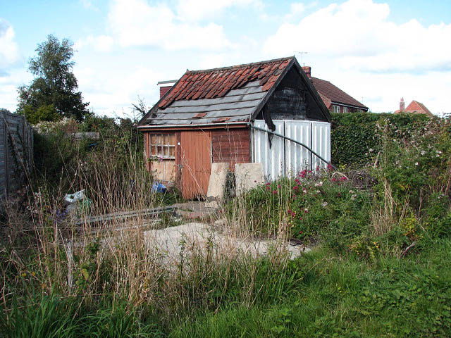 Dilapidated shed in back garden © Evelyn Simak cc-by-sa/2 ...