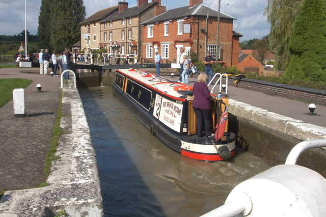 Stoke Bruerne lock & Museum Grand Union... © GLENN MANSFIELD cc-by-sa/2 ...