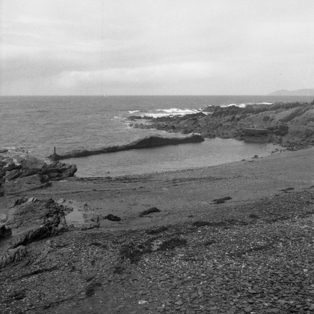 Ruined tidal pool © Ben Harris cc-by-sa/2.0 :: Geograph Britain and Ireland