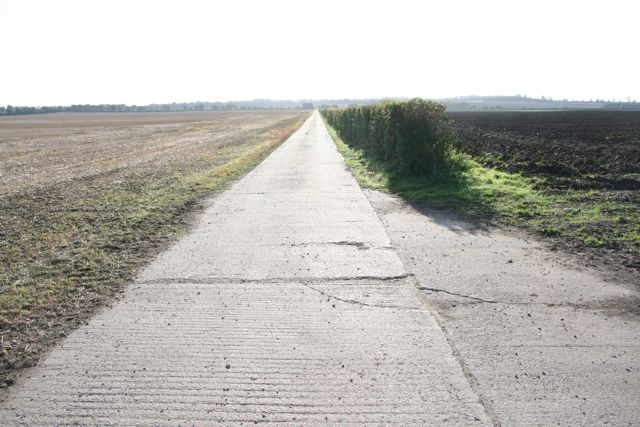 Straight concrete farm track at Pampisford